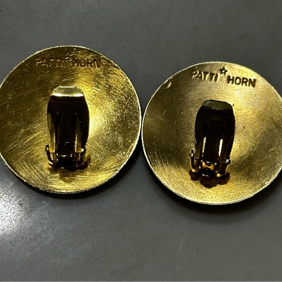 Vintage Patti Horn Gold Tone Round Clip On Earrings Signed Center Rhinestone - Picture 3 of 11